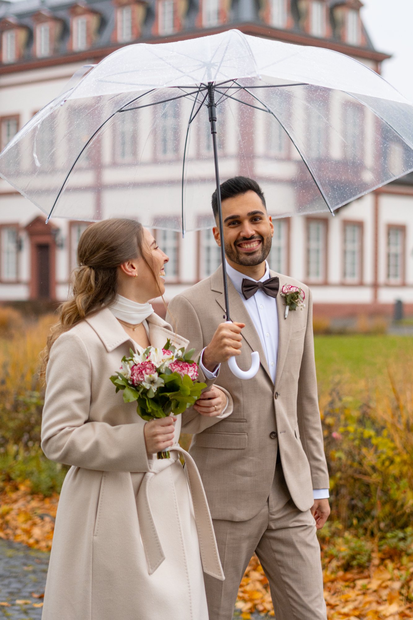 Brautpaar mit Regenschirm – wavproductions